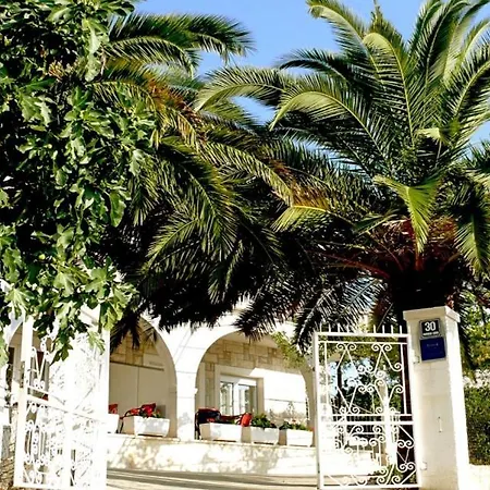 In With Seaview, Air Condition, Wifi, Washing Machine Guest house